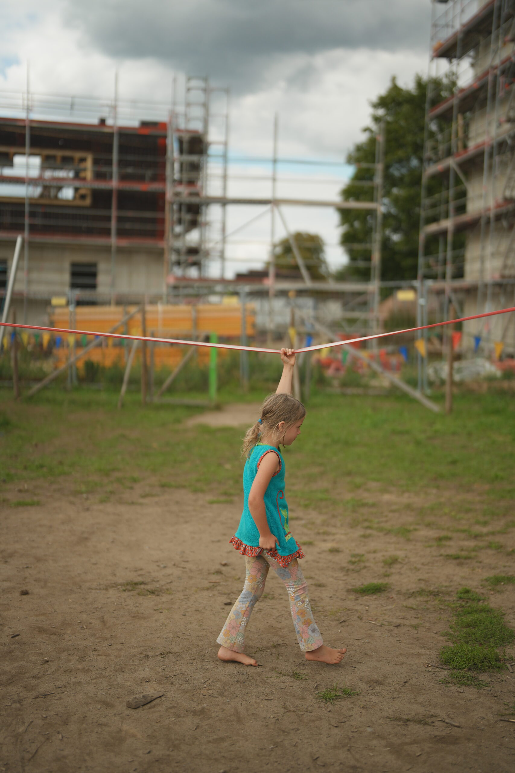 2022 mädchen neubau spielt draußen